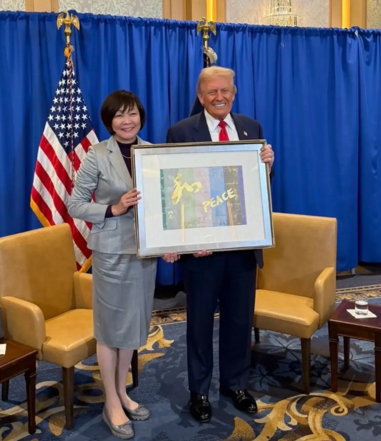 川普还是有情有义的,并没有人走茶凉,安倍已经去了三年多了,川普访问日本时还是去看