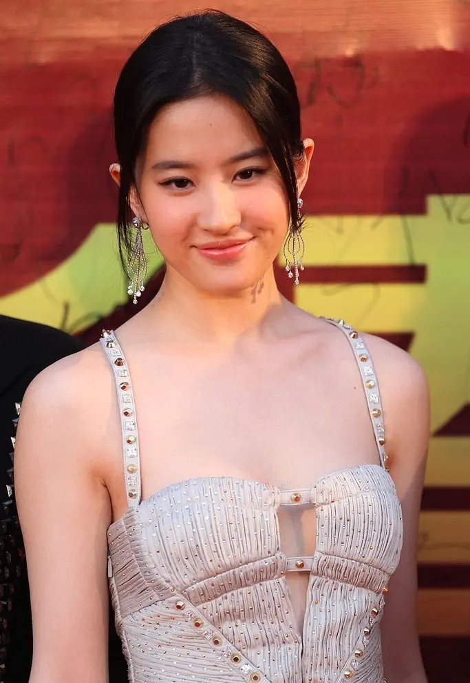 刘亦菲第十一届长春电影节闭幕式生图只想看看茜茜不想看山寨的