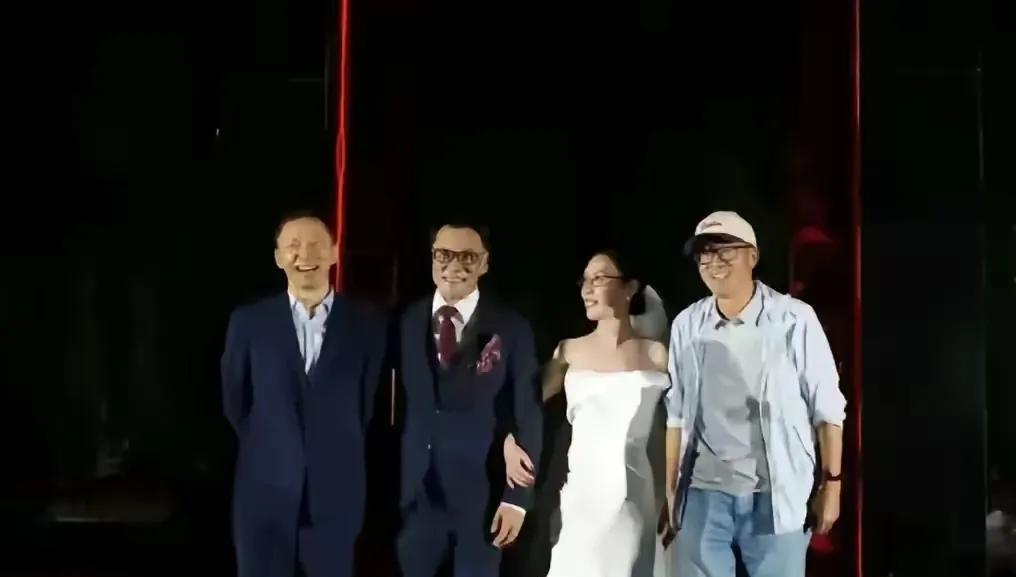 李国庆总结婚把俞老师送上热搜了大家都在批评俞老师穿衣不分场合不尊重婚礼这么