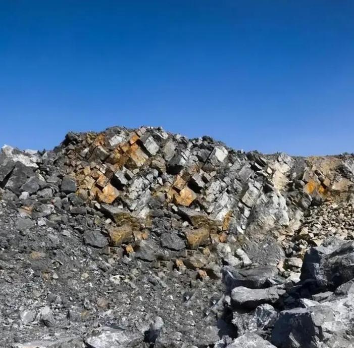 美国90%稀土矿石要运中国提纯，军工库存曾仅撑18周、制导武器产能骤减70%！砸