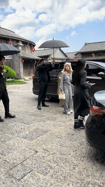 林允这个助理真的不太ok啊！林允穿的拖拖拉拉，手上还得自己拿着一件长风衣，助理呢