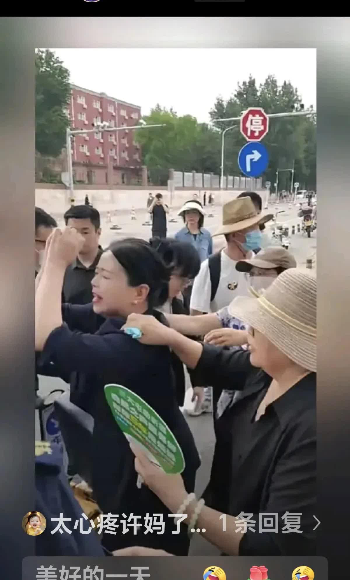 小星星们，请你们擦亮眼睛，千万不要以讹传讹。许妈姚爸确实鞠躬拜谢他们的家