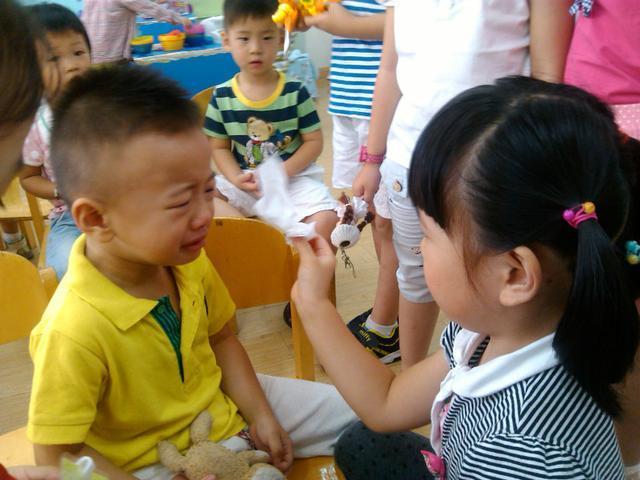 3岁宝宝拉裤子 被幼儿园老师光屁股罚站 宝妈怒了!