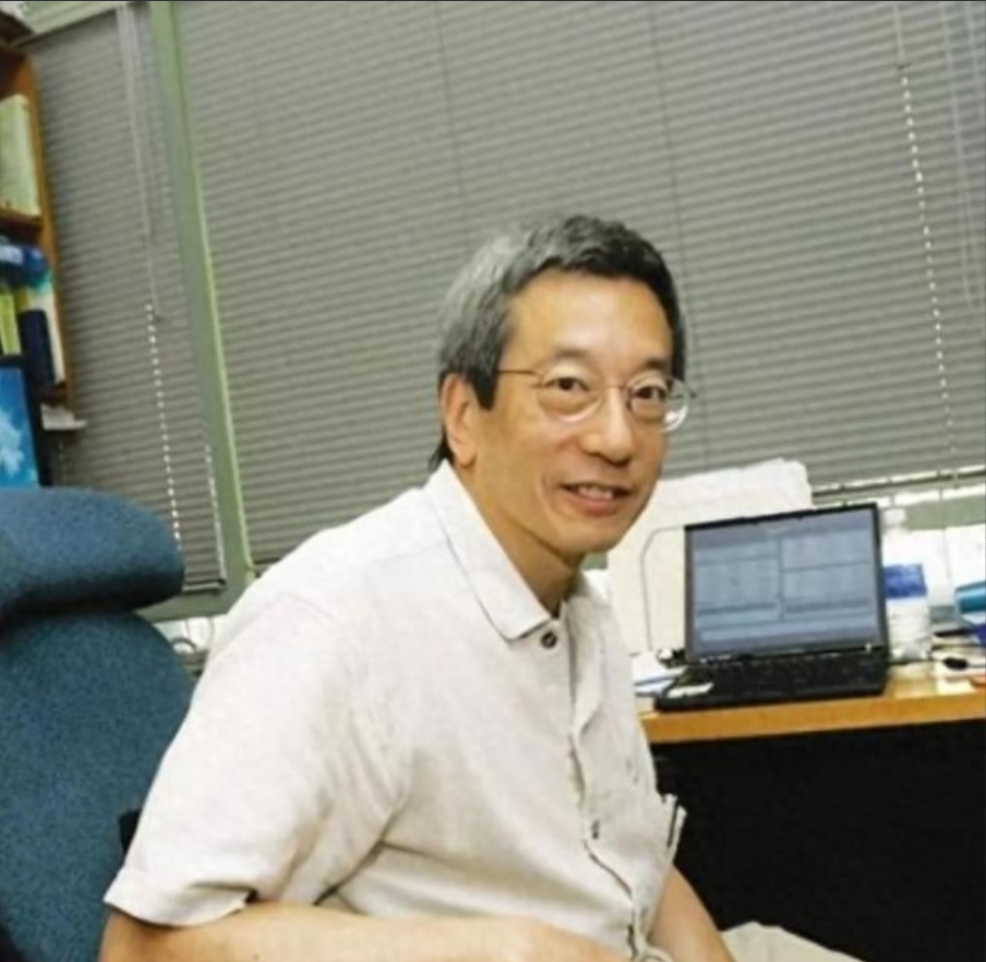 我是美国人，不是中国的科学家。2008年诺贝尔化学奖颁奖典礼上，钱永健举起奖
