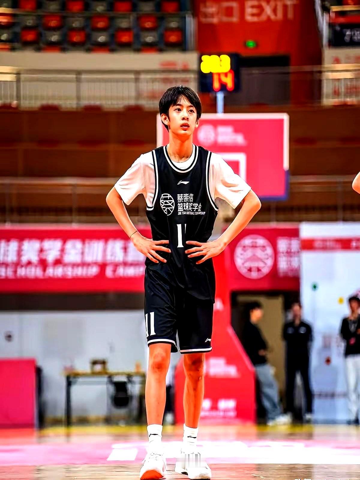 酸了！邓超10岁儿子篮球起点，普通家庭娃拼一辈子都到不了！邓超把他儿子送