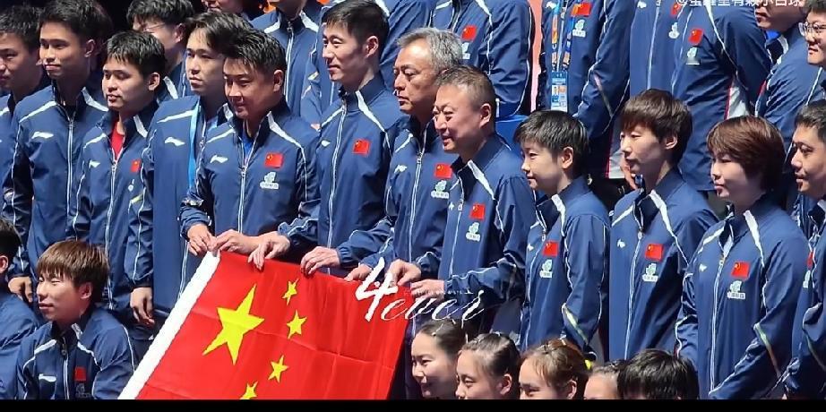 国乒全部团队成员在海口亚洲杯比赛场馆拍摄亚洲杯夺冠后大合影！王励勤与秦志戬也出