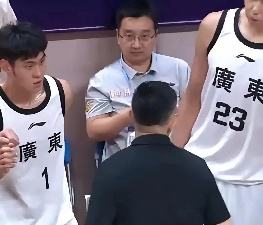 恳求杜锋换一种执教方式来培养年轻球员吧？杜锋是CBA出了名火爆脾气主教练，即使