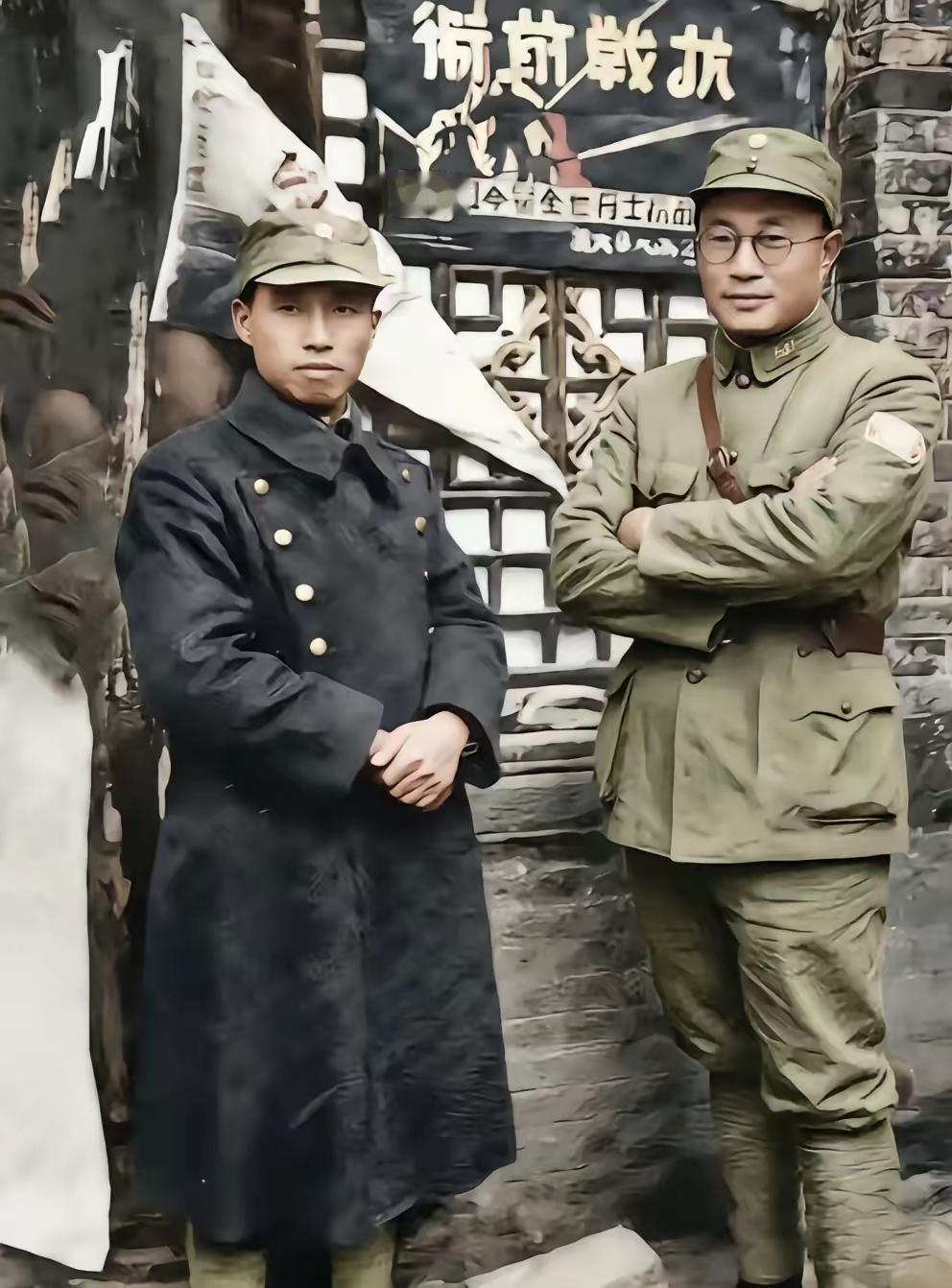 要说左权将军生前留下的照片，这张绝对是最英气、最帅气的一张。他身上这件长款呢大衣