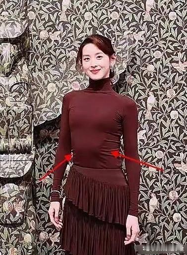 章泽天肋骨外翻章泽天近照肋骨外翻，骨骼惊奇！以前没有发现呢，肋骨外翻可能是因为怀