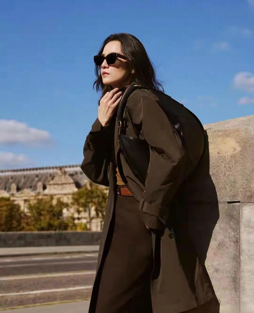 宋佳这波巴黎街拍，是把“美商”焊在身上了吧🔥深咖色风衣一裹，直接拿捏住巴