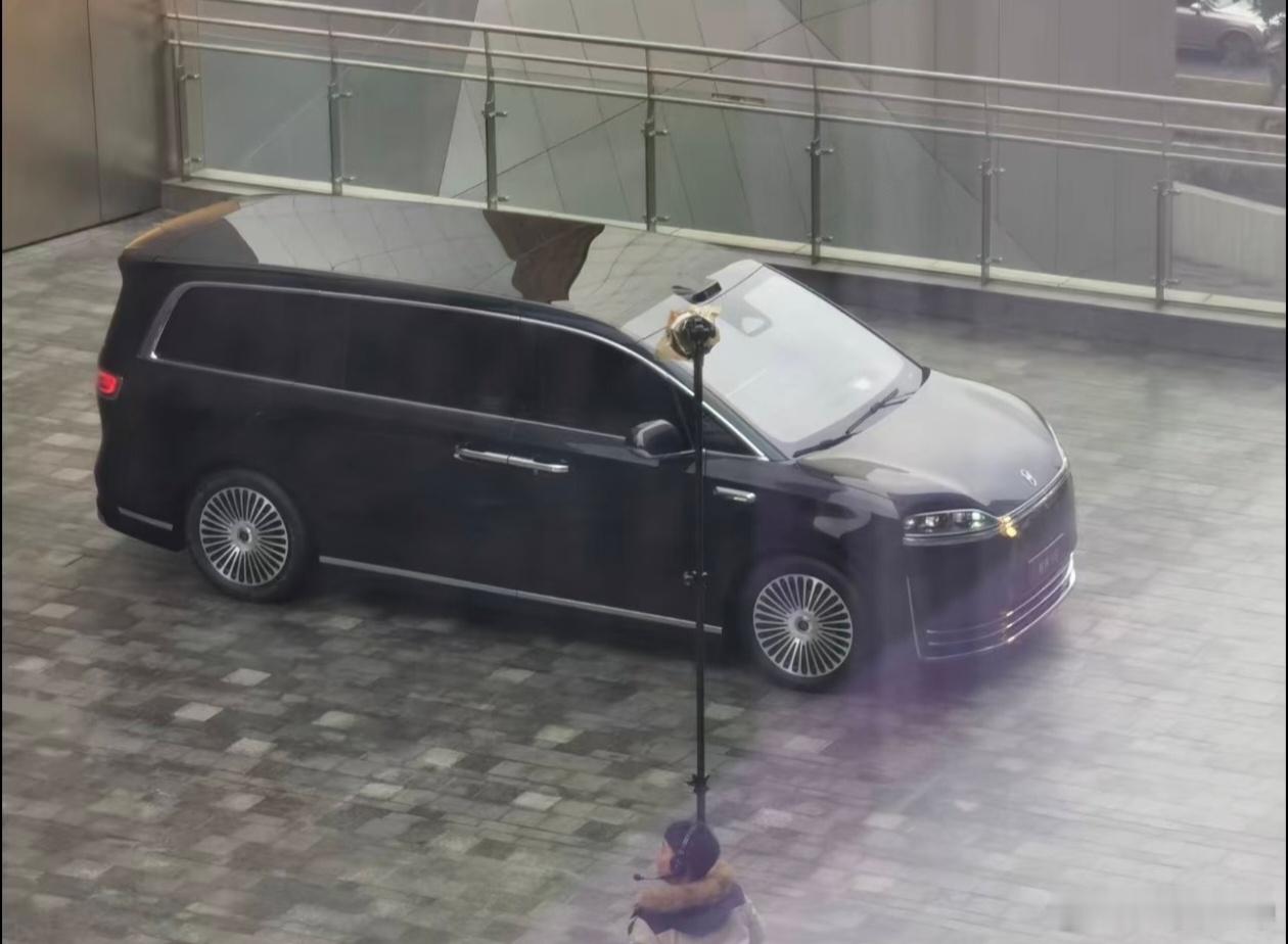 智界V9的一些实拍曝光了。前脸就是问界/智界的家族风格，属于MPV里比较