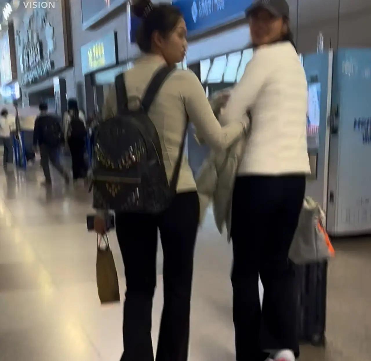 龚翔宇真的到美国打球去了，看上去有点恋恋不舍！江苏队吗，交给吴梦洁，可国家队呢？