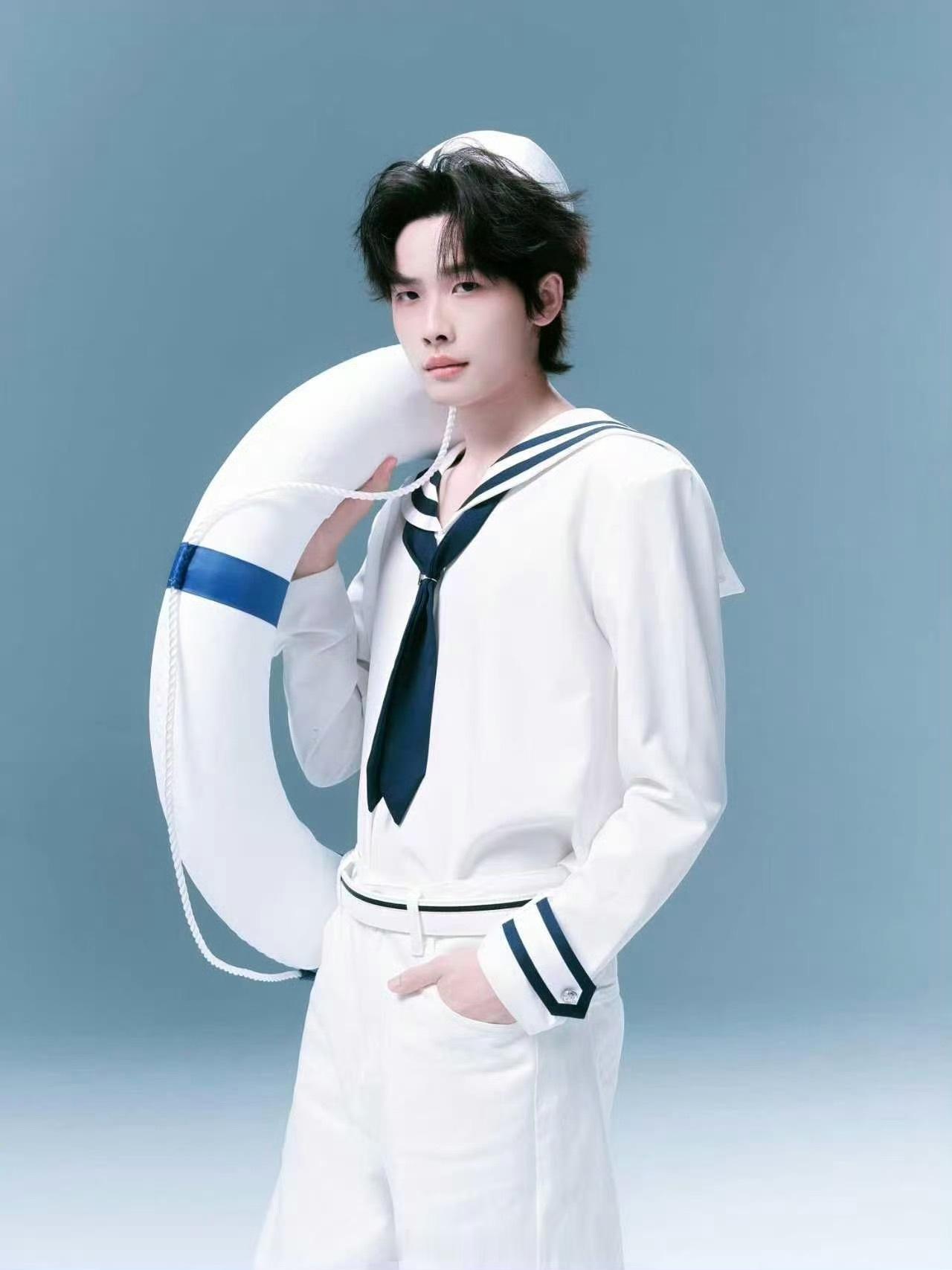 今屿畅游夏末海浪今屿水手造型写真释出！一身干净清爽的海军风制服，仿佛把夏日海边直