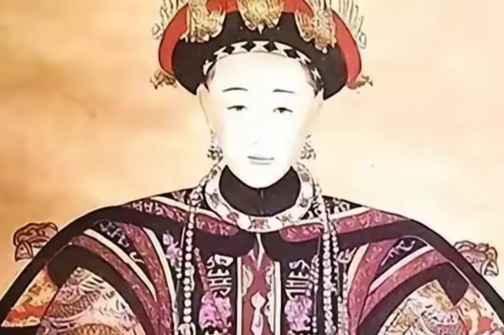 1875年，皇后阿鲁特氏被慈禧软禁，四天内没有吃水米，快要死的时候，她收到了父亲