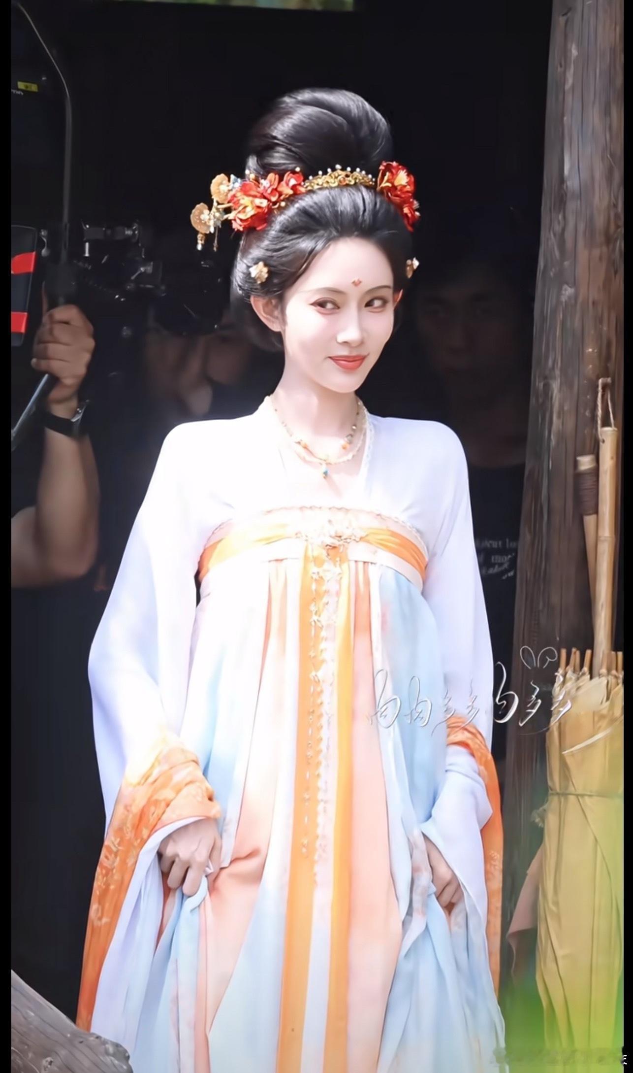 孟子义直角肩穿唐制齐胸裙出来的效果让我想到娜扎之前风起霓裳了。​​​