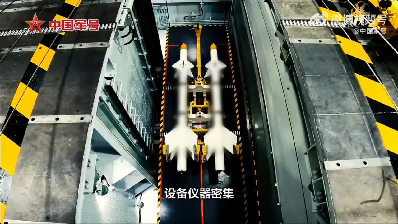 央视曝光·我海军航母飞行甲板下的空空导弹装配转运上甲板流程