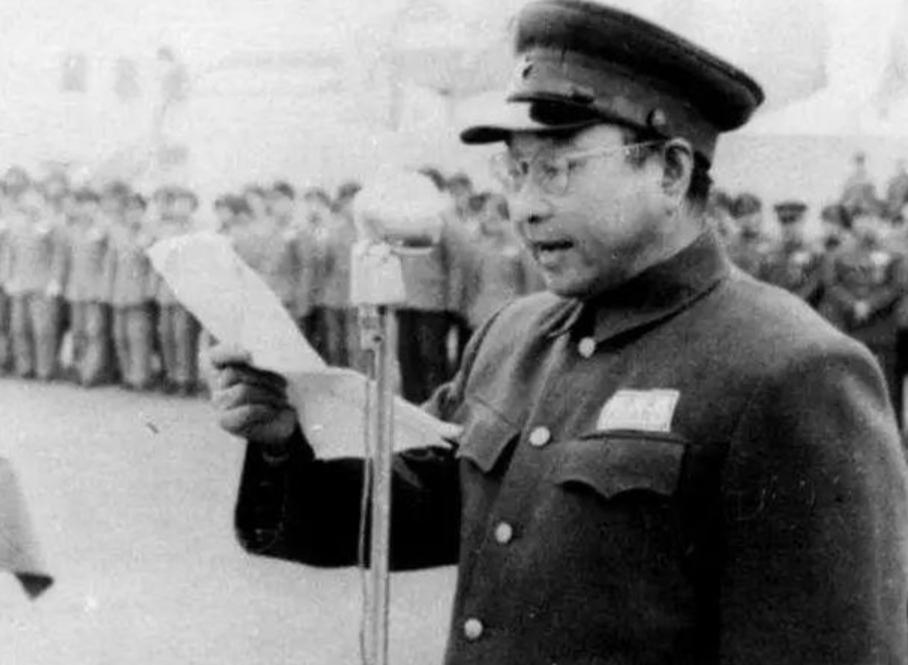 1952年，在中南海流传一则轶事：陈赓趁周总理不在，弯下腰翻看总理办公桌的抽屉