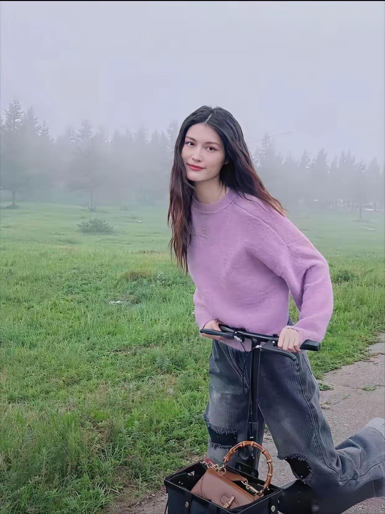 陈伟霆的妻子何穗近日分享了一组田园风格的照片，画面中的她置身于自然田野间，气质清