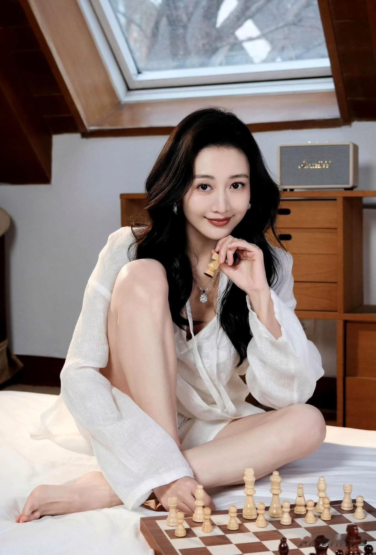 王鸥生完孩子依旧这么美！一身微透的长袖衬衫搭配同色系短裤，简约却很有层次。乌