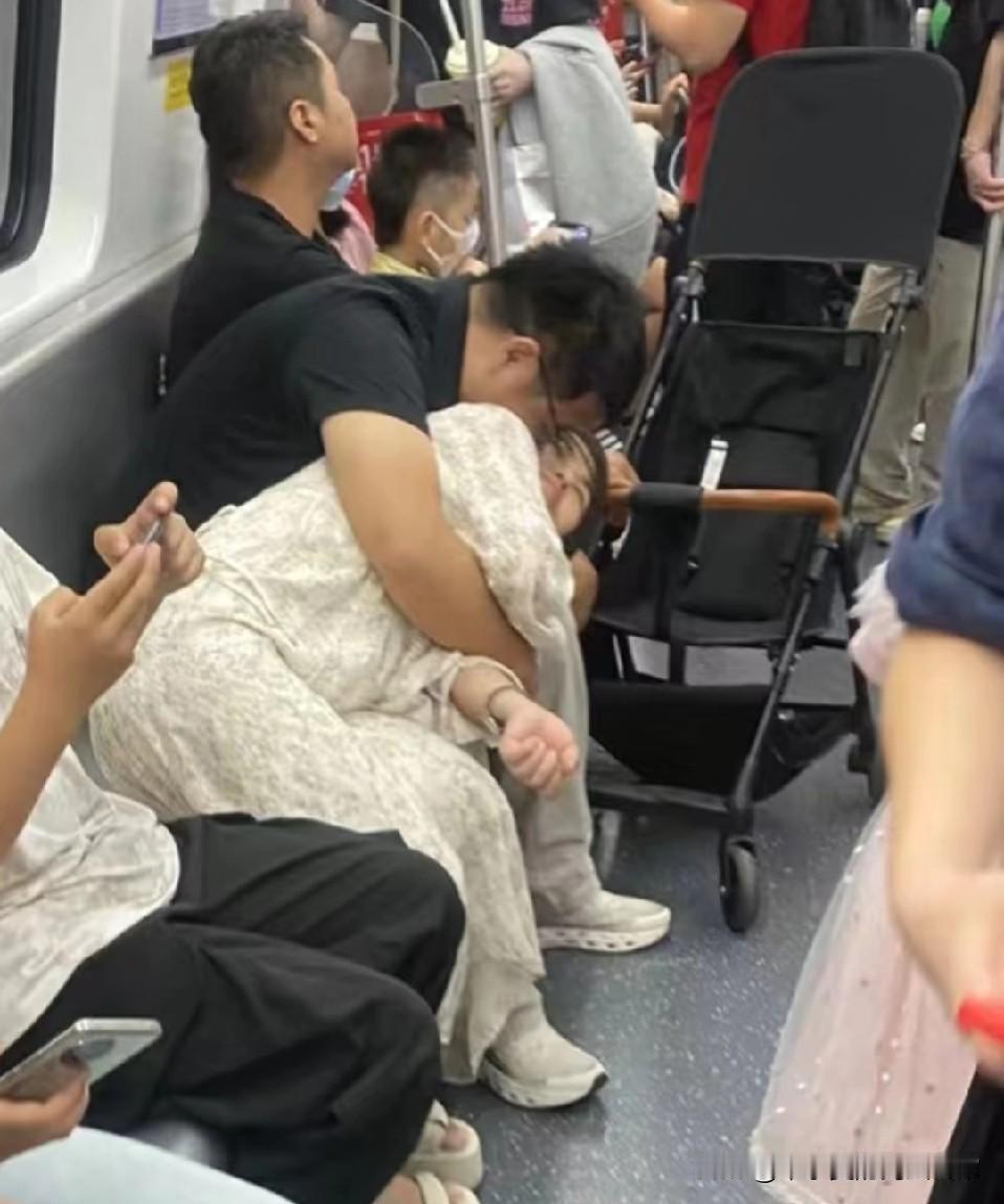 地铁占座还调戏，大爷都看不下去了地铁车厢里这幕太辣眼！一男的占着座，还对旁