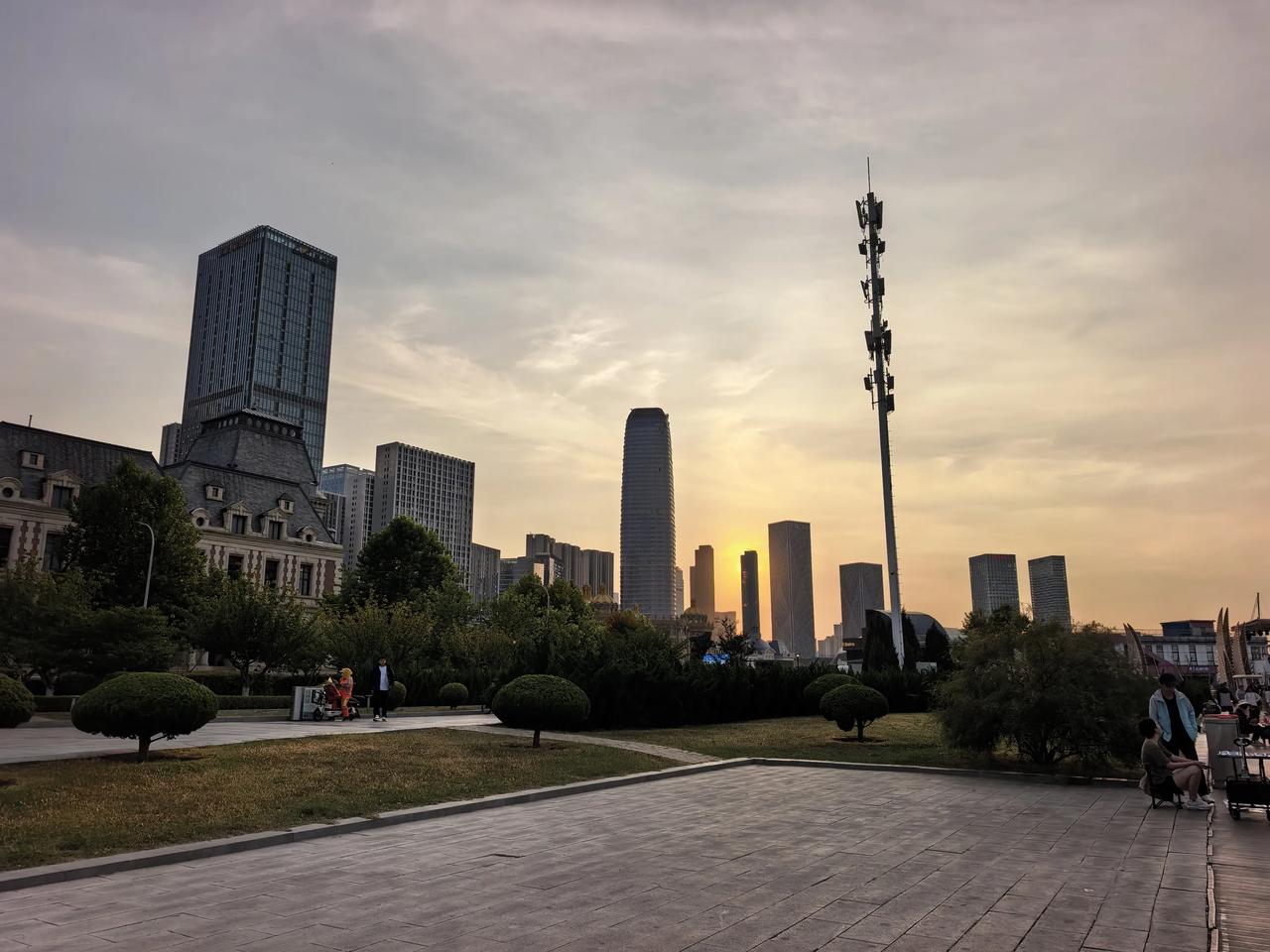 最近下楼扔垃圾，再也见不到那位经常捡垃圾的阿姨。听同事说，阿姨被儿子接走了。