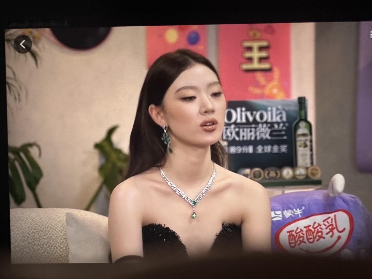 单依纯直播间二哥王力宏去哪了？郑钧早早地就与楚生坐在了直播间，一起观赏歌手预热