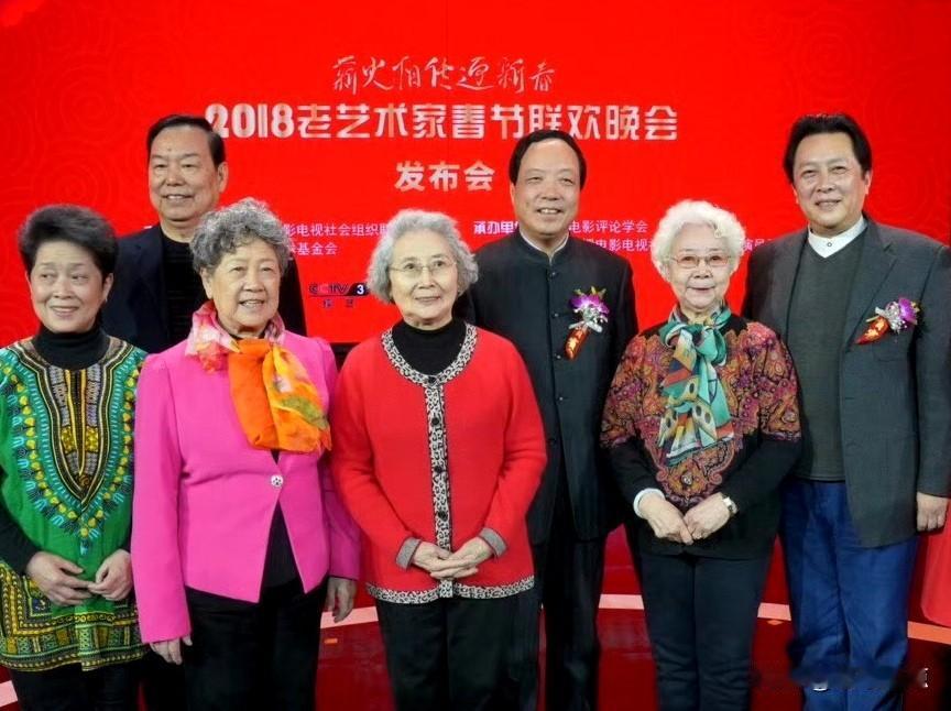 彼年，唐国强与四位老艺术家同框，唐国强反倒成了陪衬。只因这四位老艺术家太吸睛了，