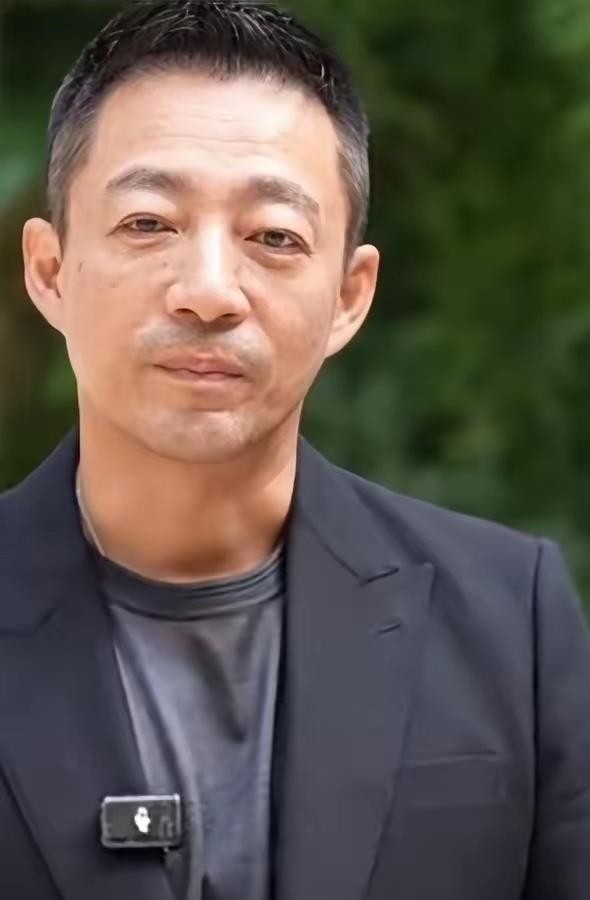 汪小菲近照憔悴、脖子有包块，网友担心他压力大到身体亮红灯。照片里他眼神发沉，娃娃脸垮了，汪宝睁着大眼