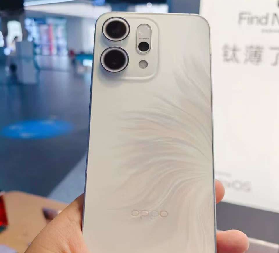 笑死了，第一眼真的以为是苹果手机，细看才发现是OPPOReno14，颜值太高