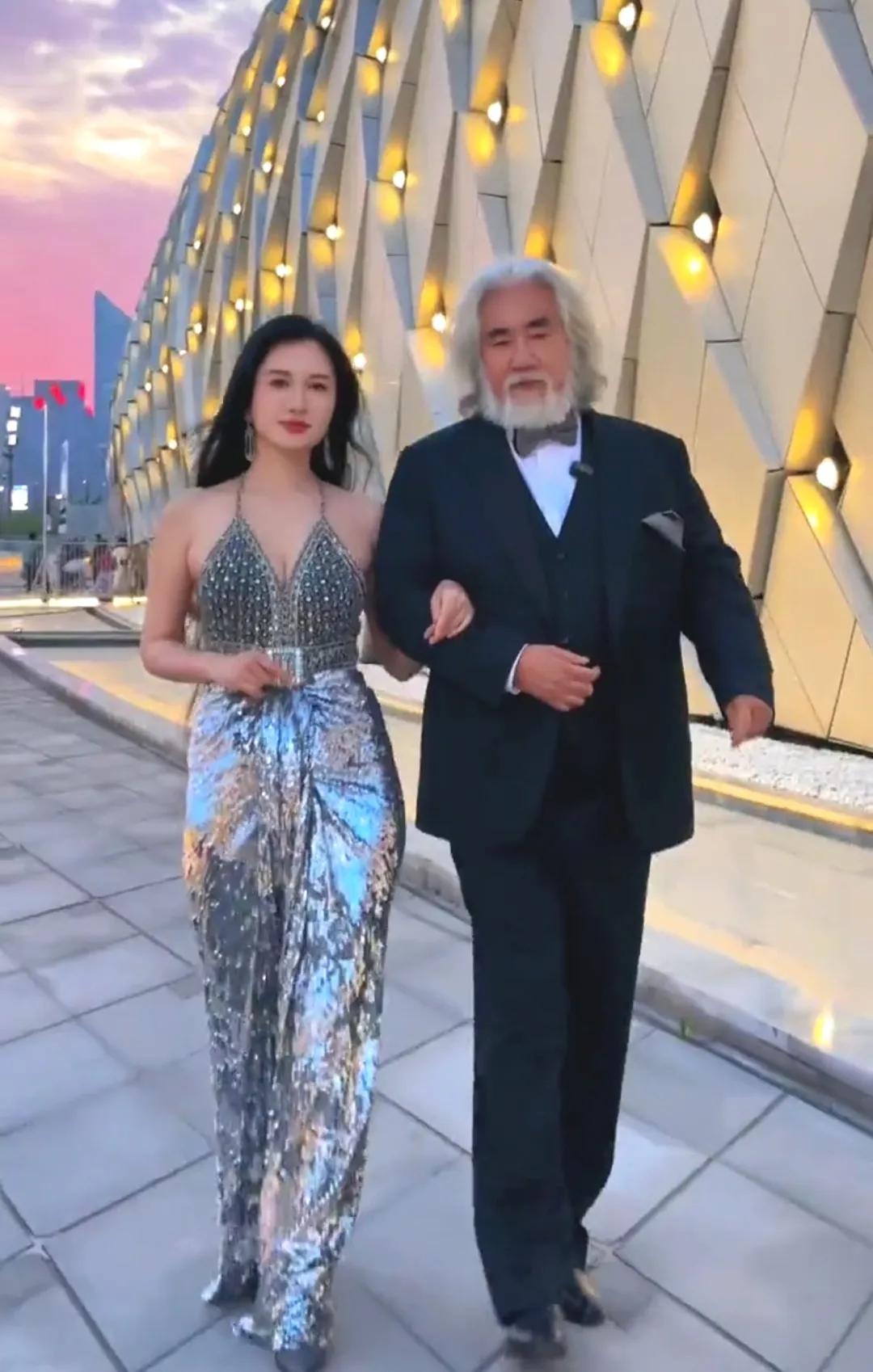 张导眼光不错，妻子杜星霖惊艳绝伦的不输一线女星。张纪中国内知名的第五代导演