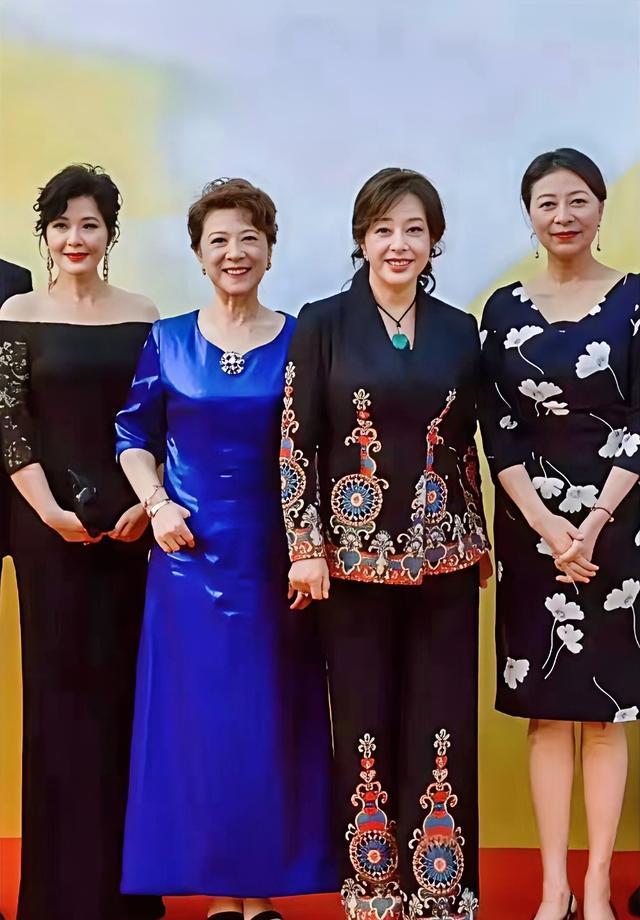 这张照片值一套房。最左边那位，张金玲，当年拍电影用的不是替身，是实打实自己上。