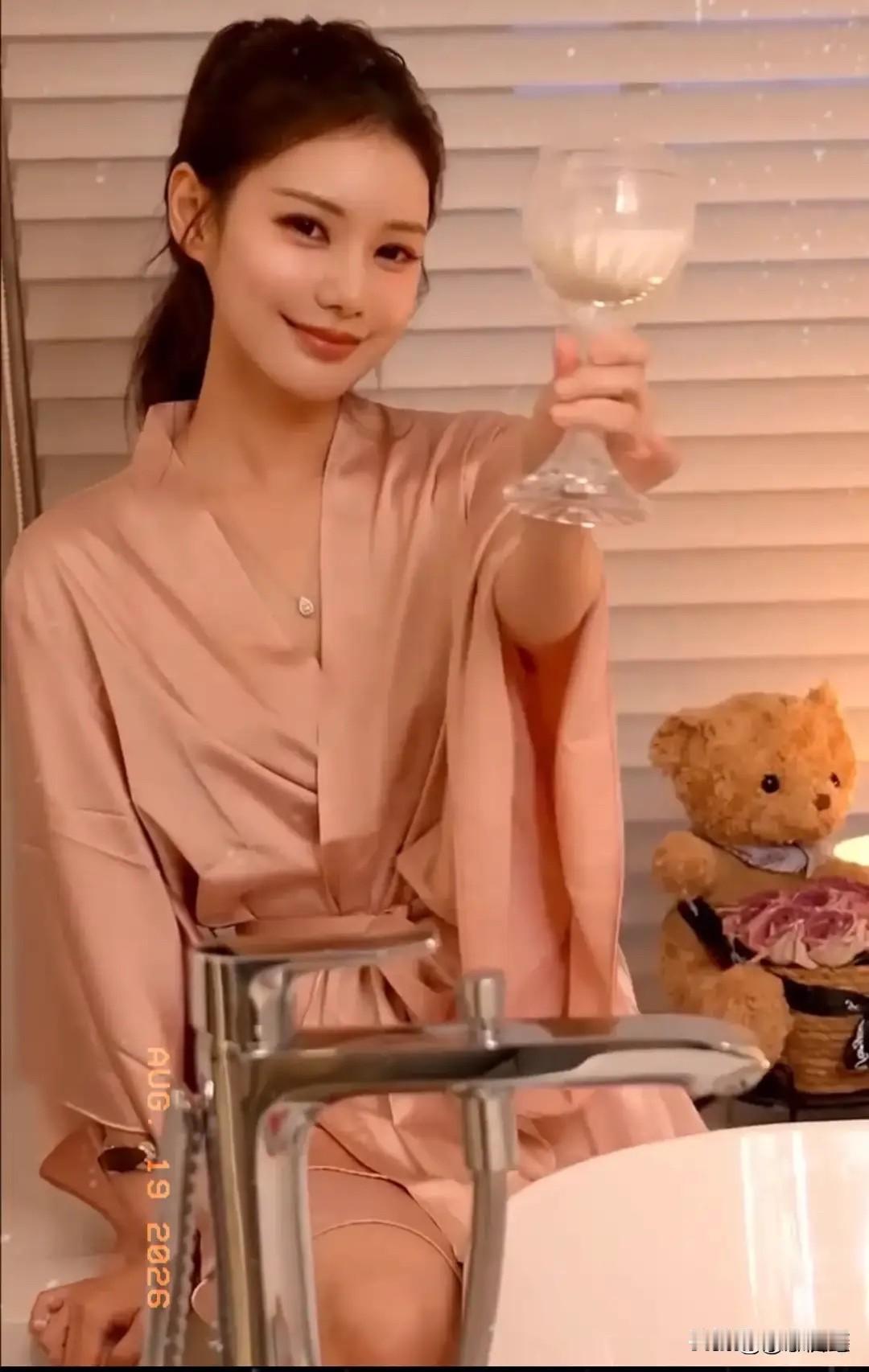 七夕这天，马筱梅罕见晒出与儿子汪宝的合照。照片里，她温柔地抱着小家伙，笑容恬静。
