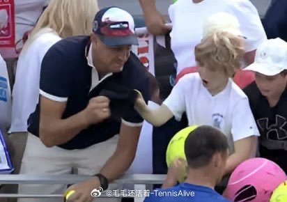 【抢帽子男子终于道歉：我对不起！！！】抢走一名儿童帽子的男子皮奥特·斯泽雷克(