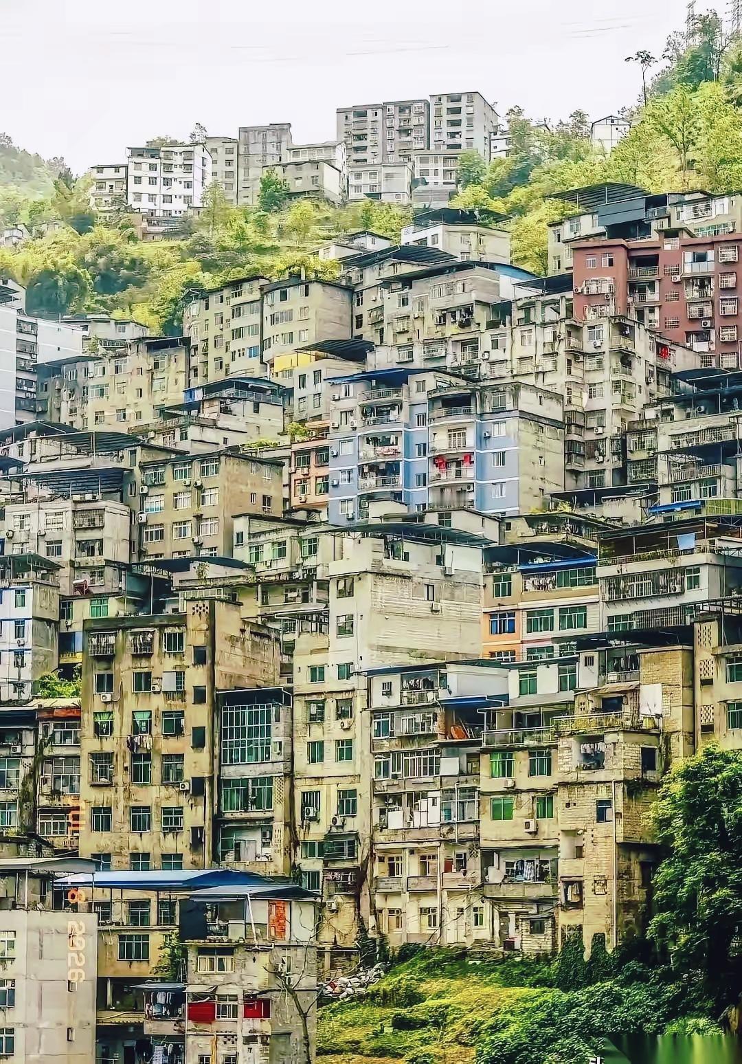 悬崖江畔的山城楼房暗藏险情，一场山体崩塌突如其来，围观路人瞬间被山石吞噬重庆