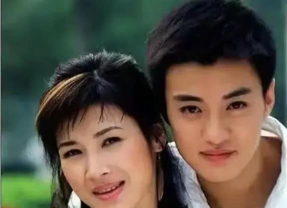 2011年，演员童蕾去长江商学院深造，不久之后便向同居六年的男友周一围提出了分手