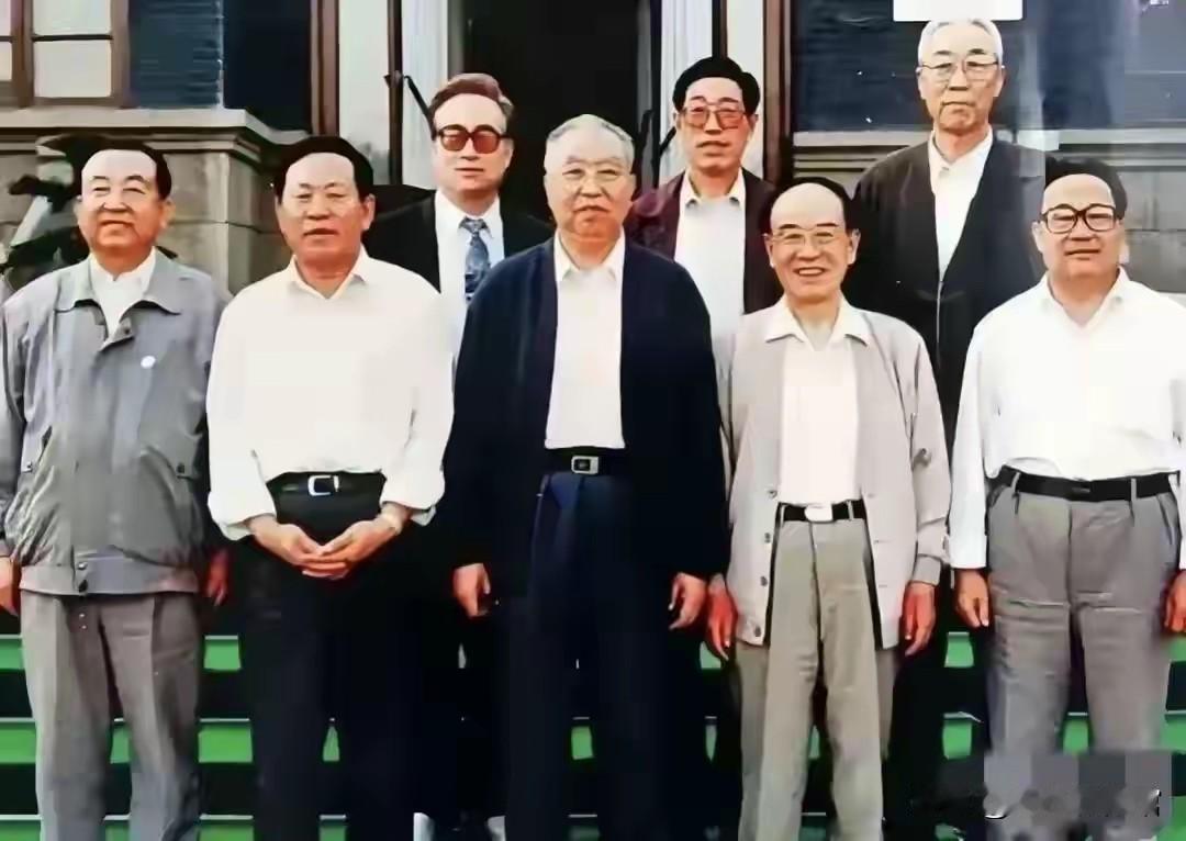 1995年，74岁的华国锋与当时的山西省委、省政府领导同志们合影留念。1995