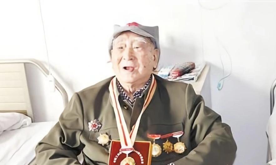 1943年，八路军政委秦光腰部中弹，他用手摸了一下鸡蛋大的伤口，里面是肋骨，想着