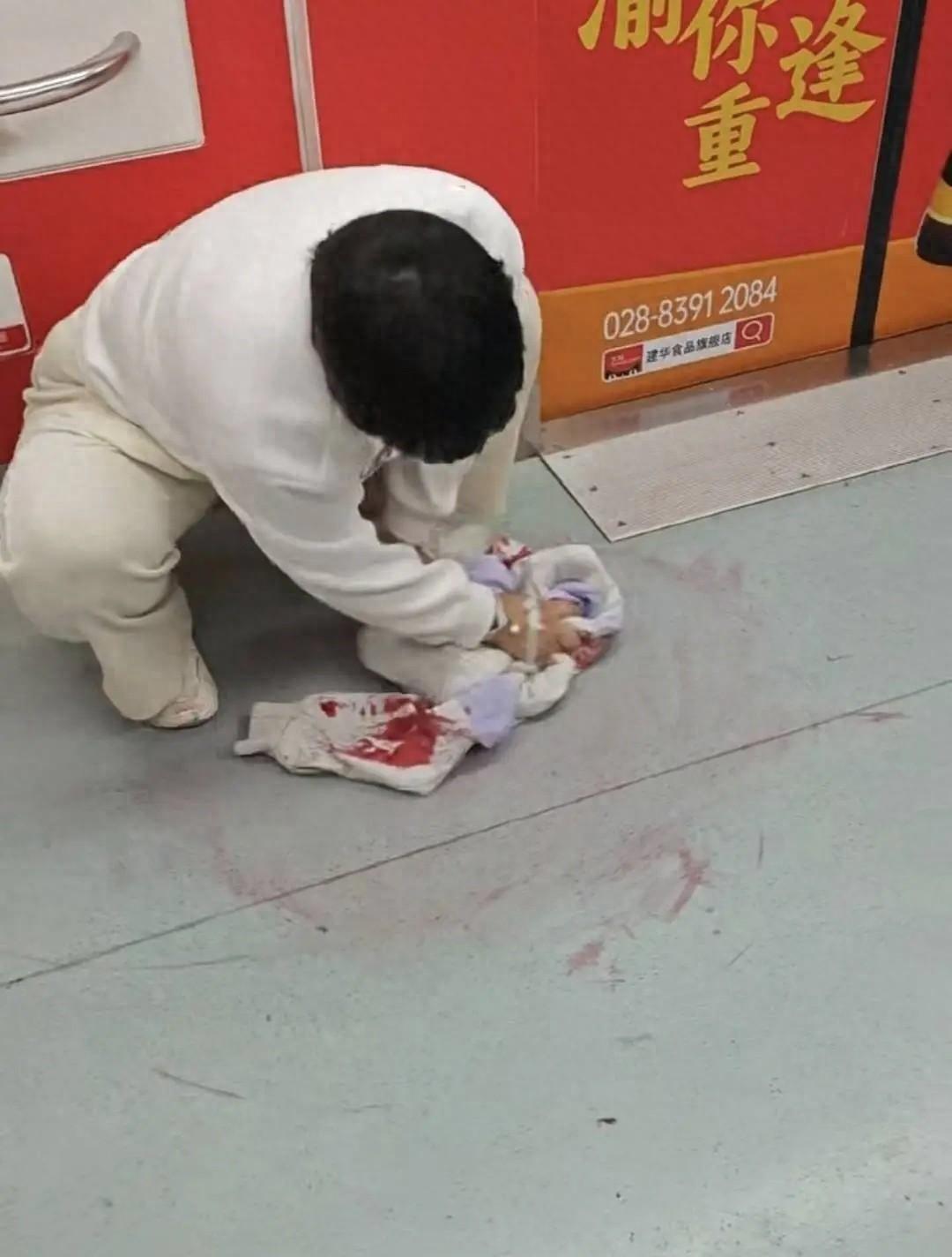 她在地铁里吐了血，却先向陌生人道歉。三十万救命钱涌进账户那天，一封举报信把她推向