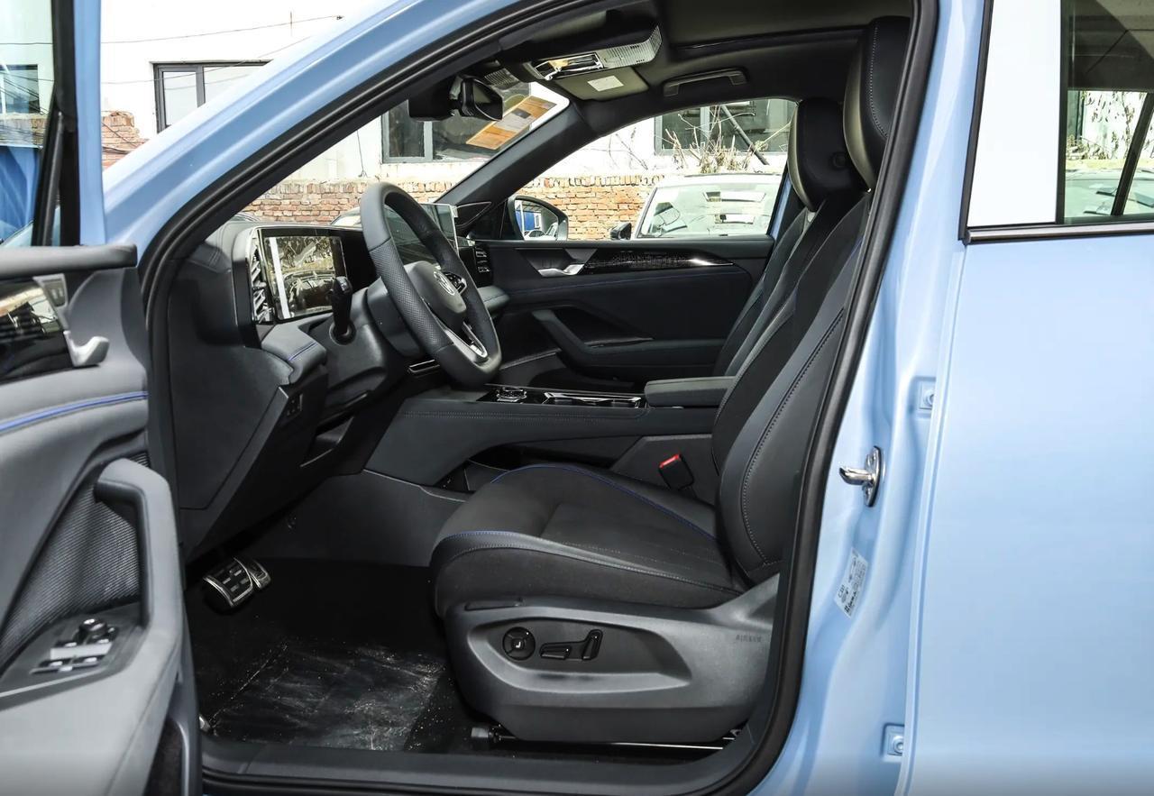 经常有朋友问我，选途观L作为家用SUV，平时带孩子出门或回老家，真实空间到底够不