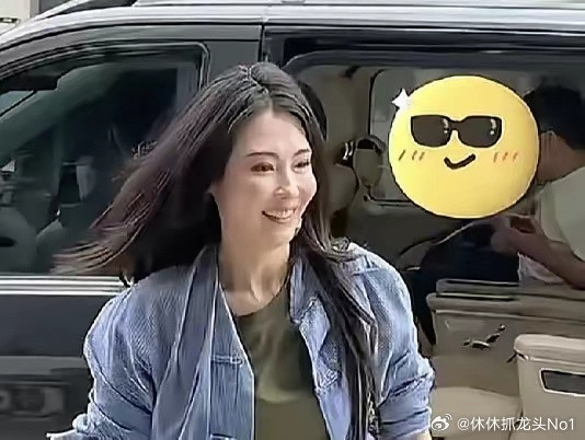 6月3日，张柏芝上班照曝光，衣服款式质量都挺不错的，就是脸部变化大，眼睛浮肿眼袋