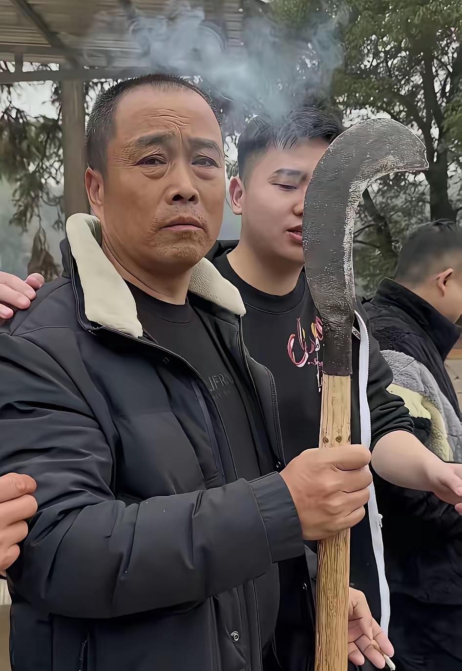 先不说900万粉网红团队有没有做好报备，湖南株洲这场杀猪宴，亮修山刀威胁人的操作