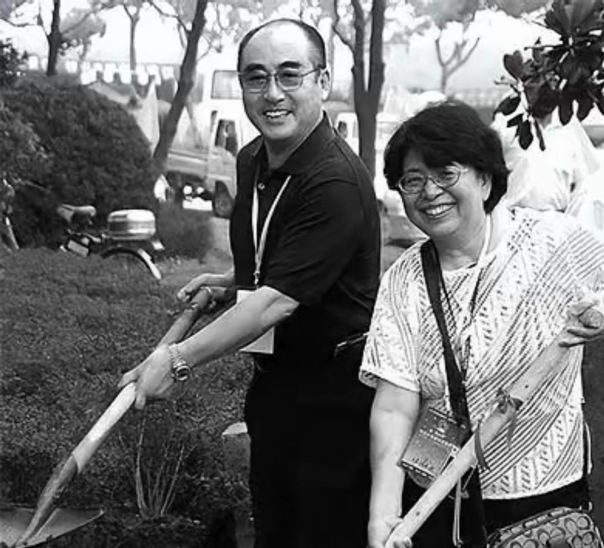 庄则栋这辈子也算可以了，这个日本女人十三年来，年年都从日本赶来给他扫墓。