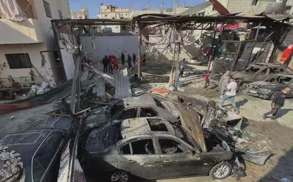 【开罗时事】黎巴嫩政府18日宣布，位于南部的巴勒斯坦人难民营当天晚上遭到以色列军