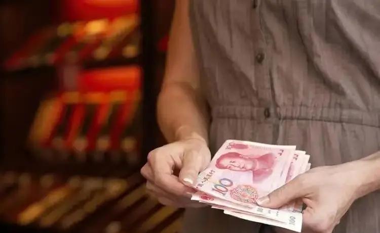 昨天晚上，同学向我借钱，我拒绝了。同学借钱的理由是她弟弟没钱，向她要钱，她就想给