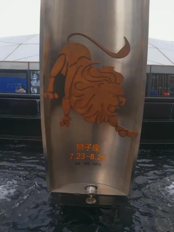 狮子座为啥老觉得自己恋爱很难?狮子座老觉得恋爱难，原因还挺多。他们骨子里强势，