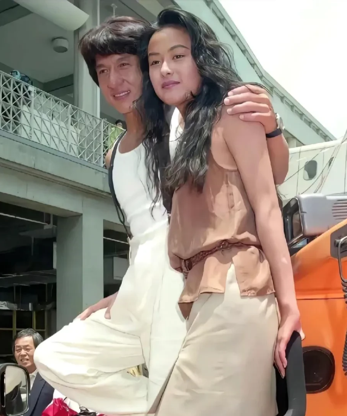 1993年，成龙大哥跟一位美女的合影，这位美女估计大部分的人都不认识。有认识的吗