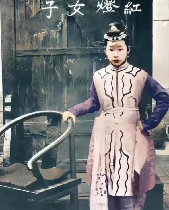 1900年，“黄莲圣母”不幸被八国联军抓获，联军对她所谓的“法术”充满好奇，对她