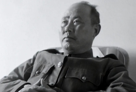 1949年10月19日，经周恩来提议、政协主席团一致通过，和平解放北平的功臣傅作