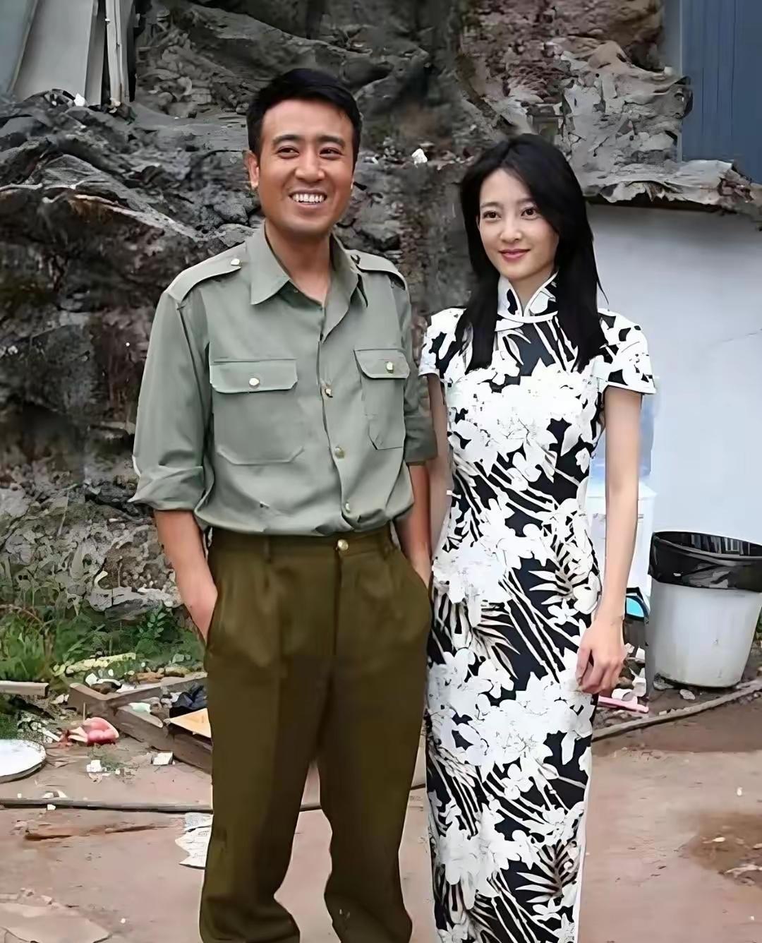 大家知道于和伟身边的美女是谁吗，这位美女颜值简直绝了太漂亮了。
