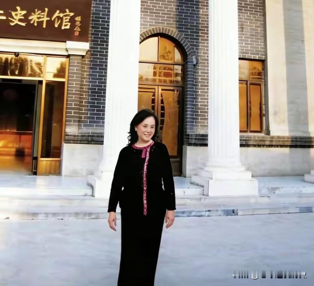 这张照片摄于2004年的山东台儿庄，画面中的女士是李宗仁先生的遗孀胡友松。那时
